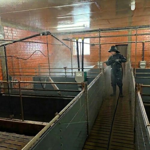 Fachgerechte Stallreinigung.jpg Strahlrein Stallreinigung